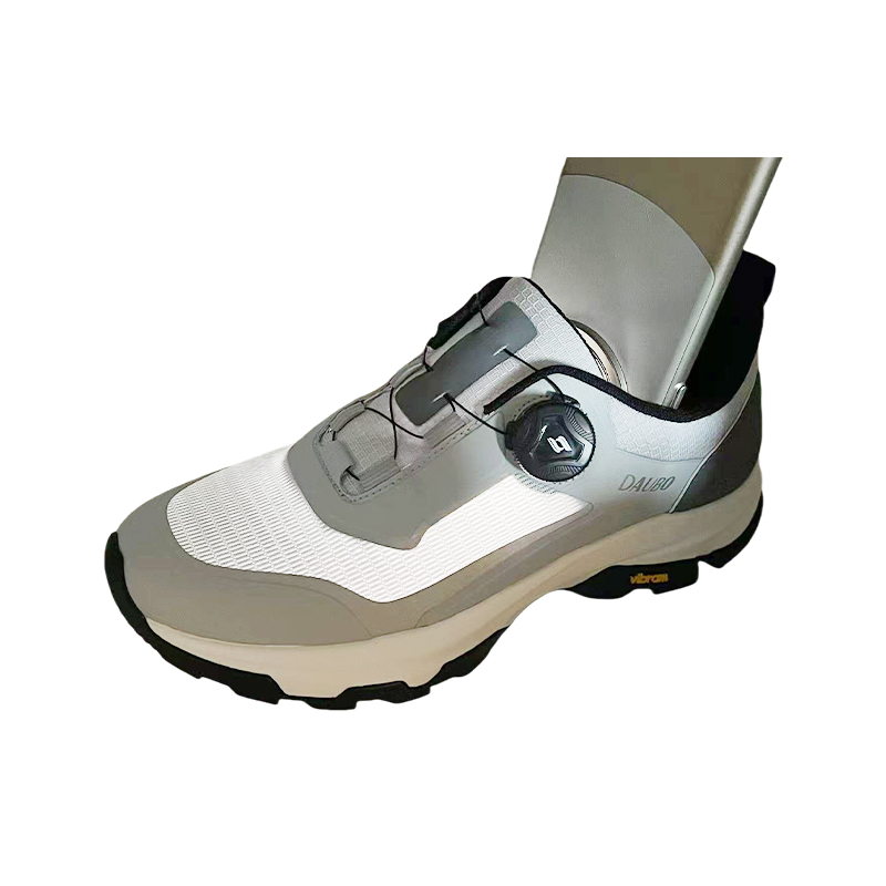 What mechanical mechanism does carbon fiber plate play in improving propulsion efficiency in sports shoes?